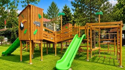 Aire de jeux en bois naturel avec toboggans verts — Elysee