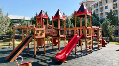Château de jeux en bois avec toboggans rouges — Elysee