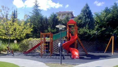 Aire de jeux en bois avec toboggans rouges — Elysee