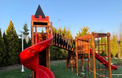Château de jeux en bois avec toboggans rouges — Elysee