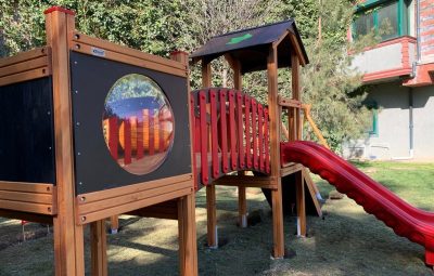 Hublot transparent dans une structure de jeux — Elysee