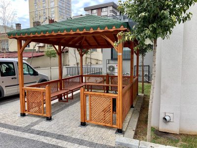 Kiosque en bois et espace de détente au jardin — Elysee