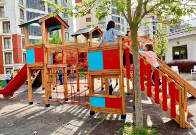 Structure de jeux en bois à plusieurs tours — Elysee