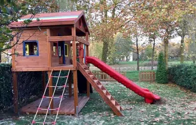 Maisonnette en bois avec toboggan — Elysee