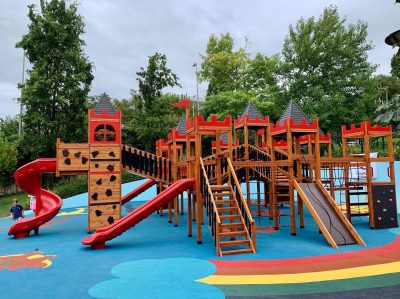 Aire de jeux en bois sur le thème du château — Elysee