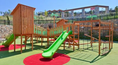 Aire de jeux en bois naturel avec toboggans verts — Elysee