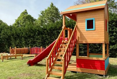 Maisonnette en bois avec toboggan rouge — Elysee