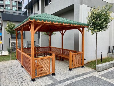 Kiosque en bois et espace de détente au jardin — Elysee