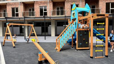 Aire de jeux en bois sur le thème de la fusée — Elysee