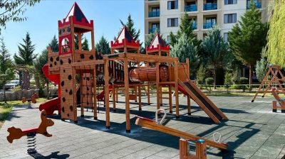 Tunnel de passage dans une aire de jeux en bois — Elysee