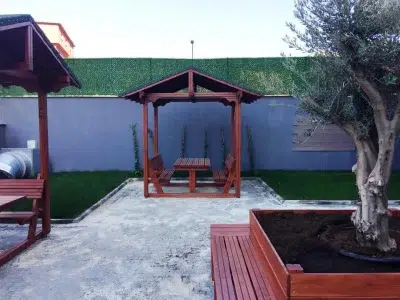Maisonnette en bois avec toboggan — Elysee