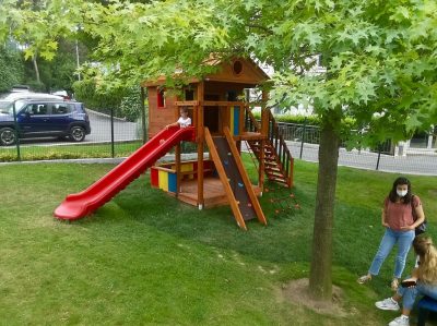 Maisonnette en bois avec toboggan rouge — Elysee