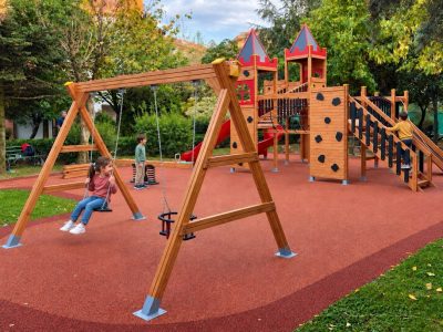 Balançoires et espace de jeux en bois — Elysee