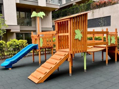 Aire de jeux en bois avec toboggans bleus — Elysee