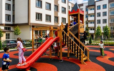 Aire de jeux en bois sur le thème du château — Elysee