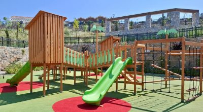 Aire de jeux en bois naturel avec toboggans verts — Elysee