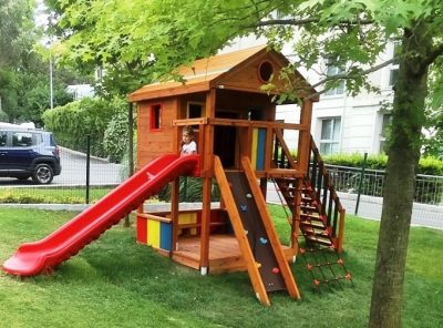 Maisonnette en bois avec toboggan rouge — Elysee