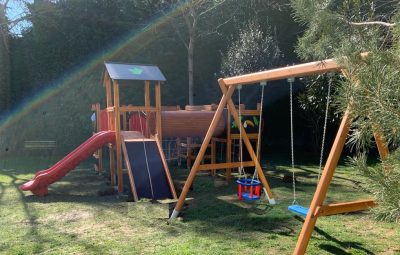 Balançoires et espace de jeux en bois — Elysee
