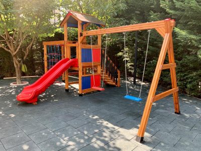 Balançoires et espace de jeux en bois — Elysee