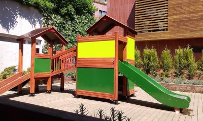 Aire de jeux en bois naturel avec toboggans verts — Elysee