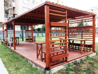 Kiosque en bois et espace de détente au jardin — Elysee