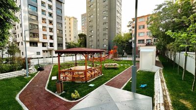 Kiosque en bois et espace de détente au jardin — Elysee