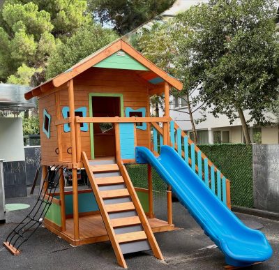 Maisonnette en bois avec toboggan bleu — Elysee