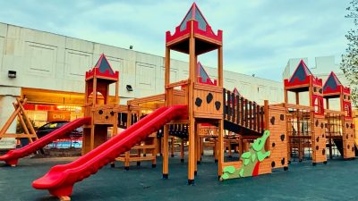 Aire de jeux en bois sur le thème du château — Elysee