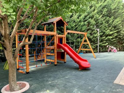 Balançoires et espace de jeux en bois — Elysee