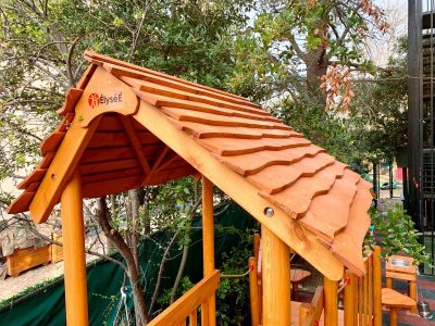 Détail du toit d’une maisonnette en bois — Elysee