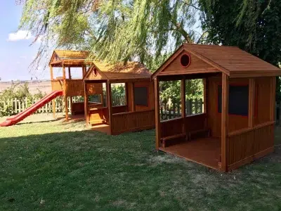 Maisonnette en bois avec toboggan — Elysee