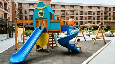 Aire de jeux en bois sur le thème de la fusée — Elysee