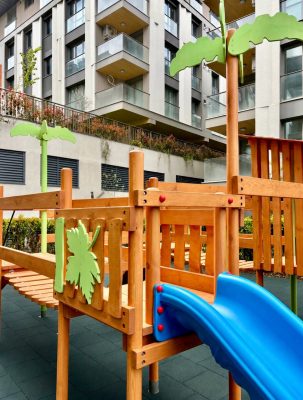 Aire de jeux en bois avec toboggans bleus — Elysee