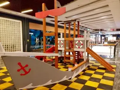 Structure de jeux en bois en forme de bateau — Elysee