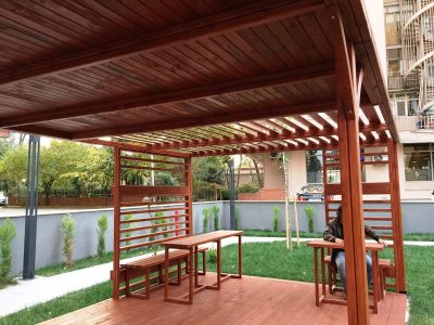 Kiosque en bois et espace de détente au jardin — Elysee