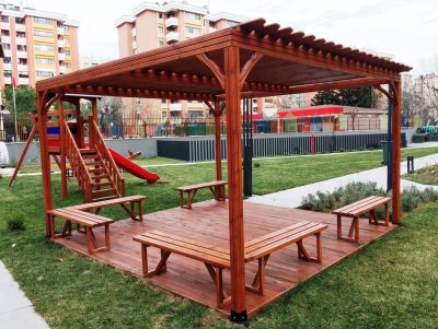 Kiosque en bois et espace de détente au jardin — Elysee