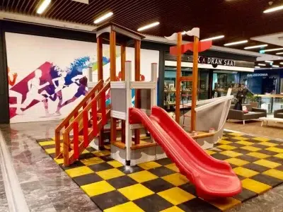 Structure de jeux en bois en forme de bateau — Elysee