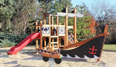 Aire de jeux en bois sur le thème du bateau — Elysee