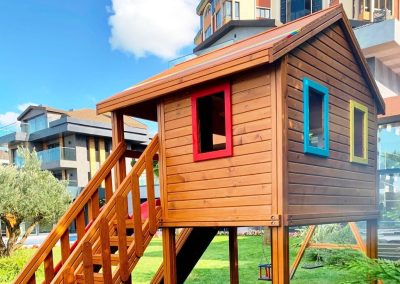 Maisonnette de jeux en bois sur pilotis — Elysee