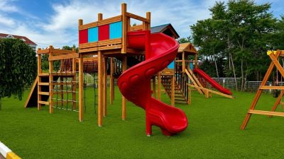 Aire de jeux en bois avec toboggans rouges — Elysee
