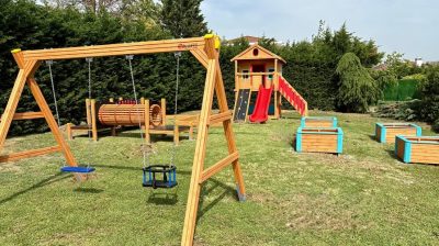 Balançoires et espace de jeux en bois — Elysee