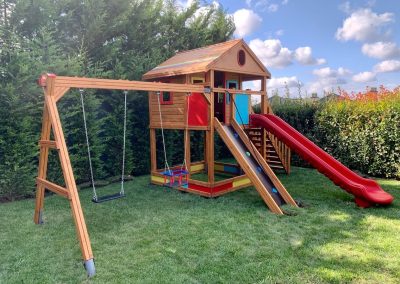 Maisonnette en bois avec toboggan rouge — Elysee
