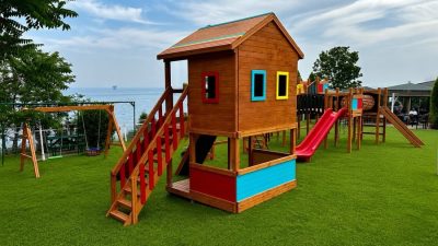 Maisonnette en bois avec toboggan rouge — Elysee