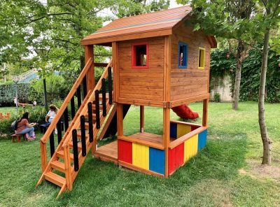 Maisonnette de jeux en bois sur pilotis — Elysee