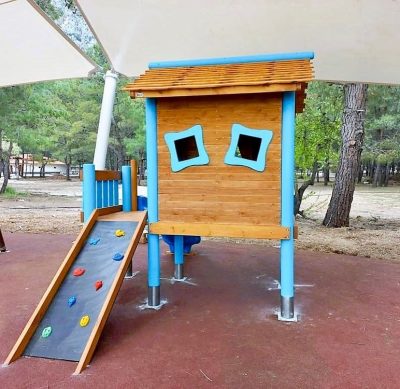 Maisonnette en bois avec rampe d’escalade — Elysee
