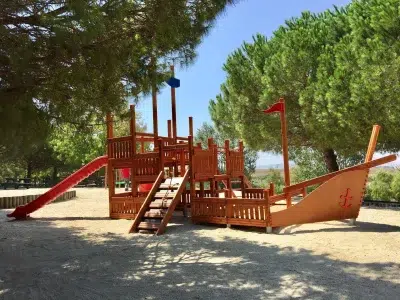 Structure de jeux en bois en forme de bateau — Elysee