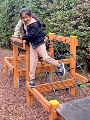 Jeux d’escalade et d’équilibre pour enfants — Elysee